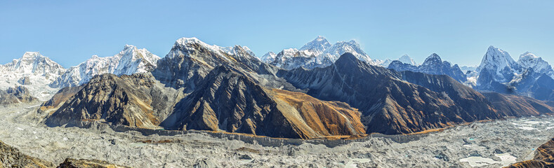 Panorama de la région de Gokeo. Sur cette photo, trois des plus hauts sommets du monde (gauche - droite) - Everest (8848 m), Lhotse (8516 m), Makalu (8481 m). Glacier de Gokyo au premier plan, Népal, Himalaya