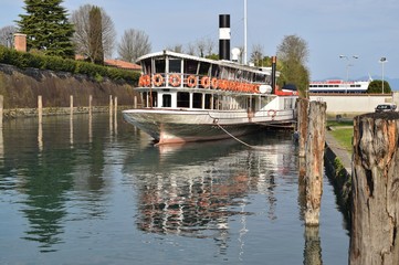 Battello ormeggiato in un molo sul Lago di Garda