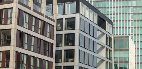 Abstrakte Fassade eines modernen Bürogebäudes in Hamburg, Deutschland