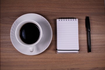 Obraz na płótnie Canvas Blank notepad with pen and coffee 