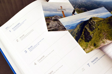 Czas na długi weekend. Majówka 2017. Kompas, kalendarz. © shake_pl