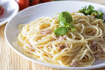 Spaghetti with tuna and salad
