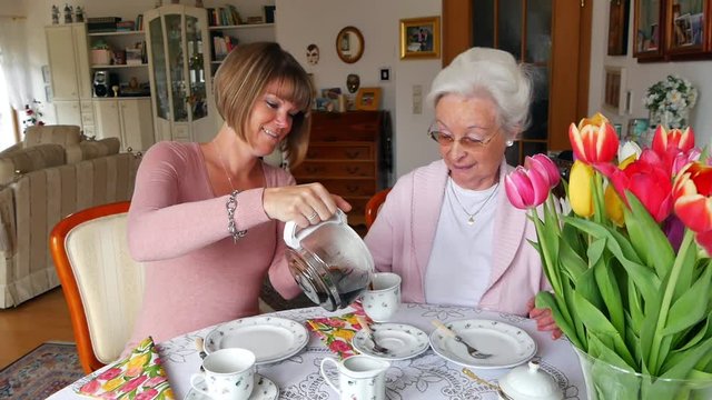 Seniorin mit Tochter/Enkelin/Betreuerin
