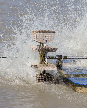 Device for saturation of water with oxygen in the fish pond