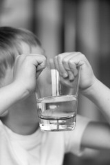 Junge mit Wasserglass im Hand