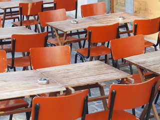Leeres Straßencafé: Vintage-Stühle