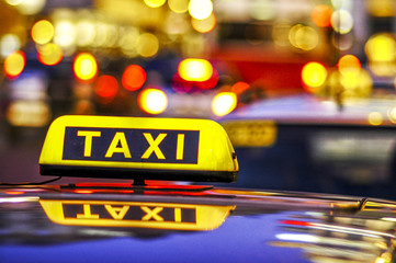 Taxistandplatz in Wien, leuchtendes Taxischild