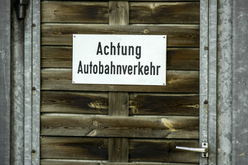 Warnschild, Autobahnverkehr