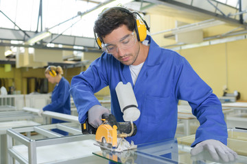 Man using glass cutter
