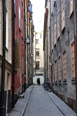 Stockholm,  Szwecja - zakochana para w wąskiej ulicy starego Miasta. - obrazy, fototapety, plakaty
