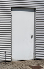 Weiße Tür einer Lagerhalle