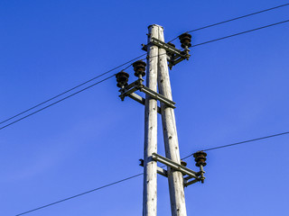 Strommast und Stromleitung