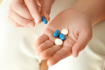 Obraz na płótnie Canvas Hands of woman with pills, closeup