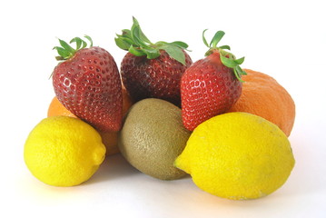 Fototapeta na wymiar Há fruta, morangos, limões, laranjas e kiwis, pequeno lote de frutos