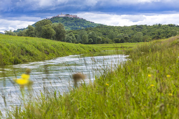 Obraz premium Kroatien, Istrien, Mirnatal mit Blick nach Motovun