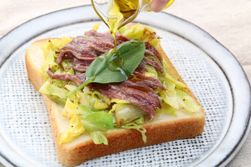 Sandwich of beef and cabbage with oil