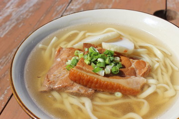 Ramen noodle with pork ribs and onion