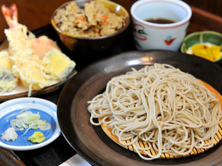Fried ramen udon noodle with fried tempura shrimp