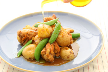Fototapeta premium Potatoes sauteed with chicken and green beans on platter
