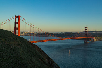 Fototapeta premium Widok z lotu ptaka most Golden Gate w San Fransisco podczas złotej godziny