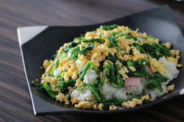 Platter of rice with egg and vegetables