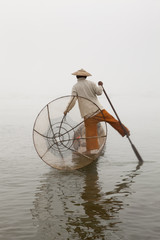 tradycyjne wiosło łódź w jeziorze Inle, Myanmar - 144923491
