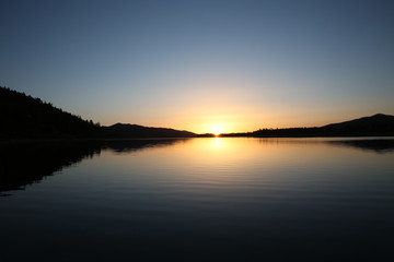 Obraz na płótnie Canvas Sunrise Lake Big Bear