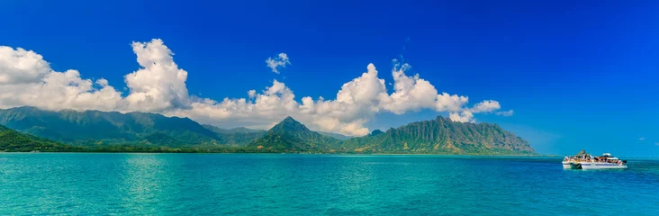 Fototapeten Panoramia of tropical lagoon, lush mountains, a catamaran and the ocean in Oahu, Hawaii © SvetlanaSF