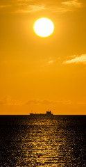夕日と船