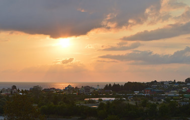 Закат над маленьким южным городом на берегу Черного моря