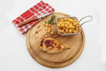 filet de poulet et pommes de terre rissolées