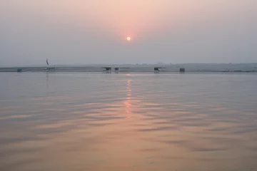 Zelfklevend Fotobehang sunrise over the river Ganges, Varanasi. © guyberresford