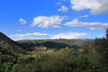 Fototapeta na wymiar Village de Castelnou et pic du Canigou dans les Aspres, Pyrénées orientales