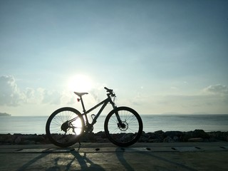 Fototapeta premium Cycling for exercise To visit beautiful seashore