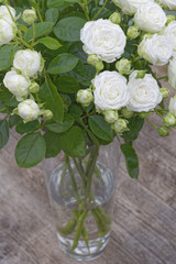 Obraz na płótnie Canvas white roses in a vase for a wedding