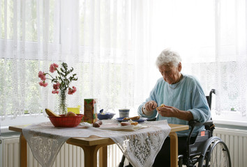Rentnerin in einem Pflegeheim  - obrazy, fototapety, plakaty