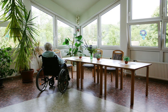 Rentnerin in einem Pflegeheim 