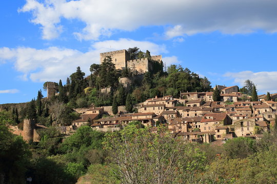 Village de Castelnou  dans les Aspres, Pyr&eacute;n&eacute;es orientales dans le sud de la France