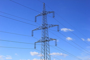 Stromleitung und Strommast vor blauem Himmel