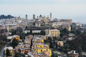 Obraz premium Amazing view of Bergamo city with snow on the old upper city, Italy