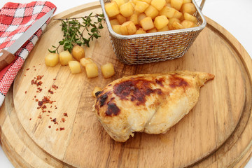 filet de poulet et pommes de terre rissolées