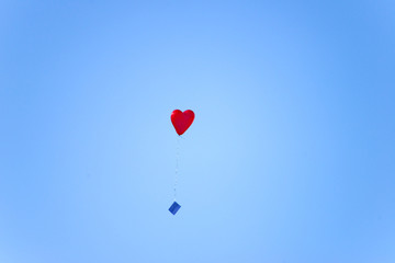 Himmel mit Luftballon in Herzform 