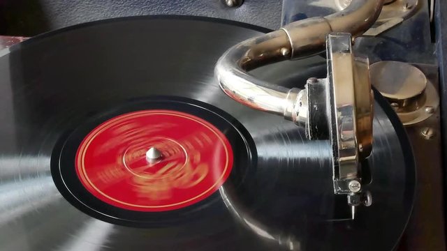 bras d'un gramophone en fonctionnement sur un disque vinyl