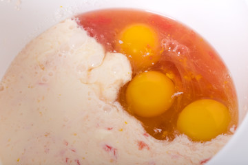 Mixing sugar with eggs and grapefruit juice.