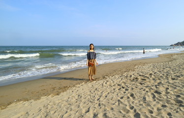 海岸の若い女性　ベトナム