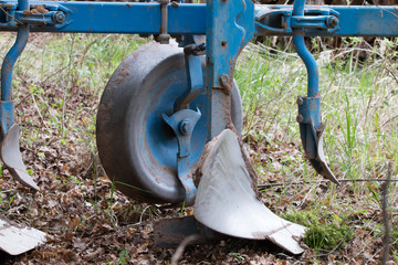 Pflugschar mit Rad auf einer Wiese