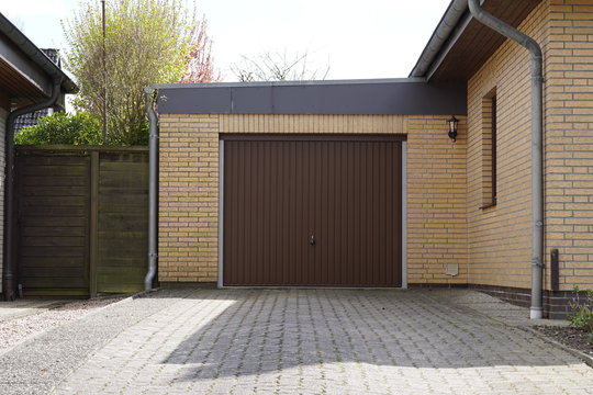 Garage mit einem braunen Tor