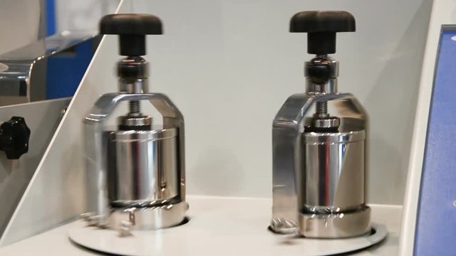 Rotating laboratory planetary mill.
