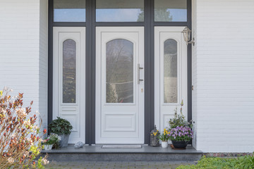 Haustür mit Glaselementen eines Hauses
