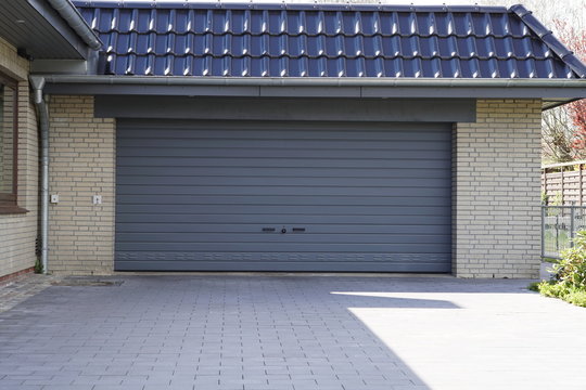 Garage mit grauem Doppeltor